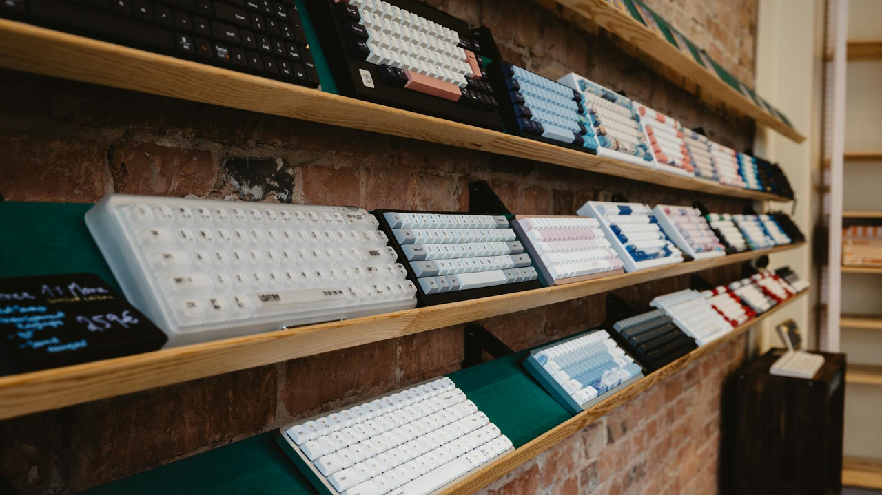 ハードオフ店舗外観のイメージ——家電・楽器・ゲームが並ぶ中古店舗