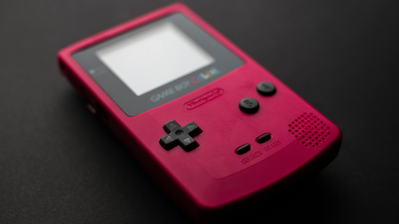 リユースショップのジャンル別棚——ゲーム・楽器・カメラ・家電・ホビーが並ぶ