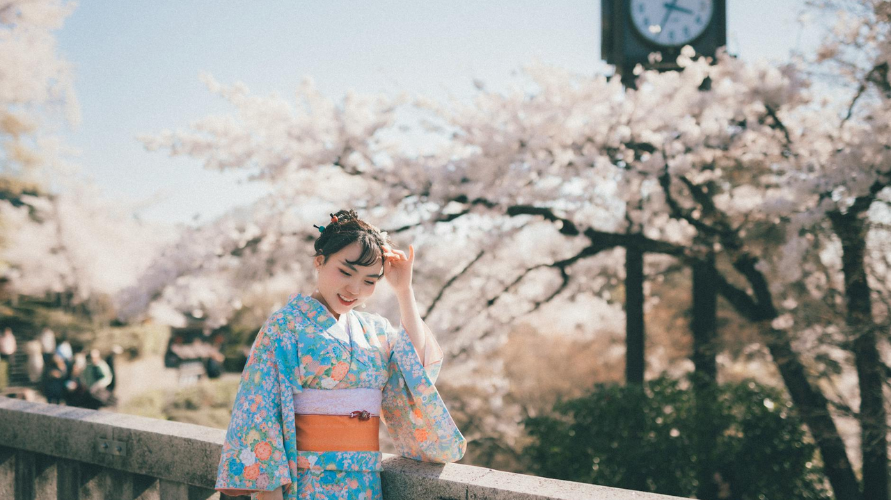 衣替えの洋服を整理する人と季節の変わり目のイメージ